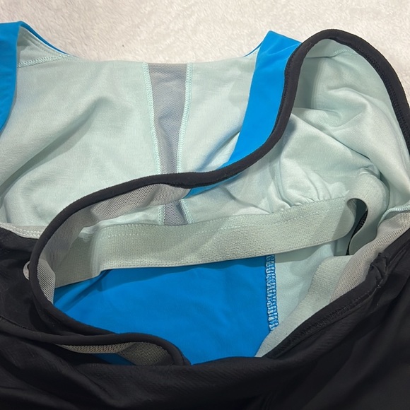 Lululemon Racerback with Sport Bra underneath - Picture 6 of 7